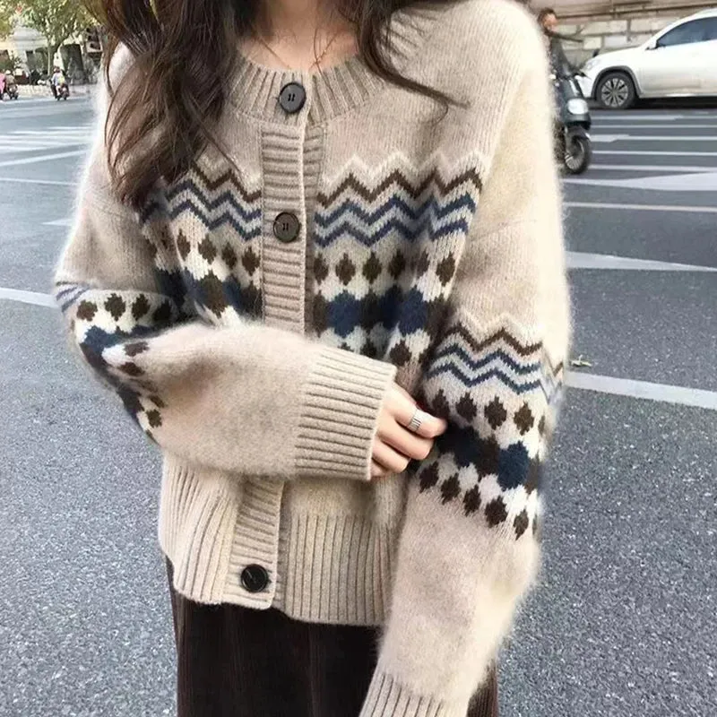 Y2K-Inspired Single Breasted Knit Sweater